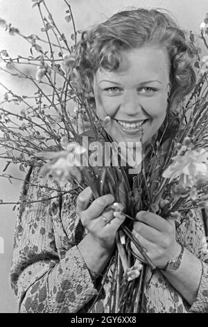 Porträt eines jungen Mädchens, Osterdekoration in den Händen haltend, Deutschland 1930er Jahre. Portrait of a young girl holding some easter decoration in her hands, Germany 1930s. Stock Photo