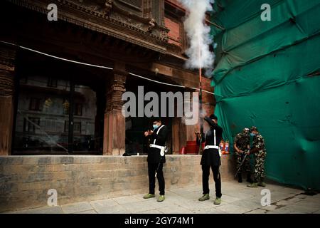 Bhaktapur, Bagmati, Nepal. 7th Oct, 2021. A Nepalese Army personnel fires a shot to start the festival on Ghatasthapana, the first day of Dashain festival, in Kathmandu, Nepal, Oct 7 2021. Dashain is a 10-day grand festival of Nepalese Hindu people. Credit: Amit Machamasi/ZUMA Wire/Alamy Live News Stock Photo