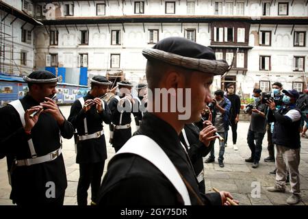 Bhaktapur, Bagmati, Nepal. 7th Oct, 2021. Nepalese Army Personnels of Gurujuko Paltan plays traditional instruments during Ghatasthapana, first day of Dashain Festival at Basantapur Durbar Square, Kathmandu.Oct 7 2021 The biggest religious festival of Hindus in Nepal. Credit: Amit Machamasi/ZUMA Wire/Alamy Live News Stock Photo