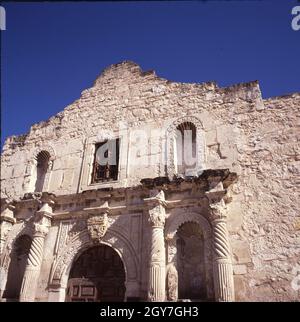 San Antonio Texas USA, March 1992: Facade of the Alamo mission, site of a pivotal battle in Texans' fight for independence from Mexico. ©Bob Daemmrich Stock Photo