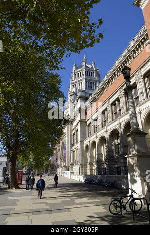 London, England, UK. Victoria and Albert Museum, Cromwell Road. Facade and entrance Stock Photo