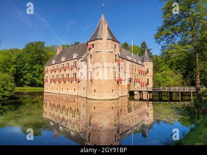 Castle Het Oude Loo surrounded by a moat in the park surrounding the Dutch royal palace het Loo in Apeldoorn Stock Photo