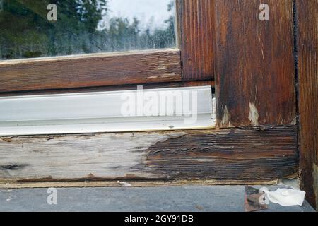 Holzfenster, die dringend einen neuen Anstrich benötigen Stock Photo