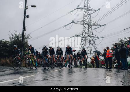 Walsall, UK. 5th October 2021, AJ Bell Womens Cycling Tour, Stage 2, Walsall to Walsall. The peloton in the rain. Credit: Action Plus Sports Images/Alamy Live News Stock Photo