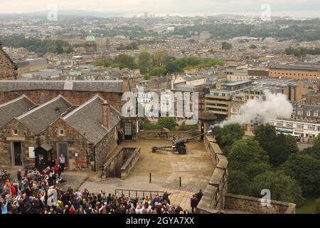 Edinburgh, Scotland; Firing the one o'clock gun Stock Photo