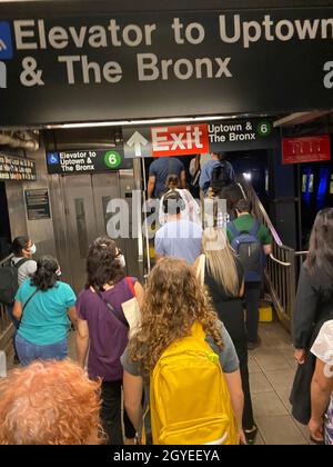 Subway riders transfer at the Broadway Lafayette station from the F ...