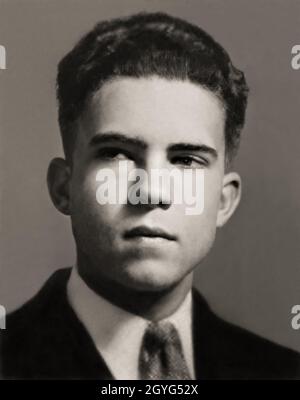 1930 , USA  : The american politician RICHARD NIXON ( 1913 - 1994 ), President of United States from 1969 to 1974, when was young , aged 17 . Photo from the High School Yearbook  . Unknown Photographer . - Candidato alla presidenza a Presidente STATI UNITI AMERICA - POLITICO -  POLITICA - POLITIC - personalità personalità da giovane giovani - personality personalities when was young - Annuario scolastico --- Archivio GBB Stock Photo