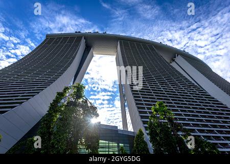 Singapore: Marina Bay Hotel shaped like a boat on top of three ...