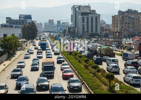 LEBANON, MOUNT LEBANON, BOURJ HAMMOUD, HEAVY TRAFFIC ON THE 51M HIGHWAY BETWEEN BEIRUT AND JOUNIEH (2X5 LANE HIGHWAY) Stock Photo