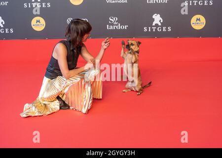 sitges 07-10-2021, la actriz Ana Lily Amirpour ha compaña de de su perito Benny Stock Photo
