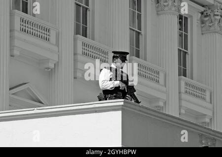 British Armed Police Officer - The Mall, London Stock Photo