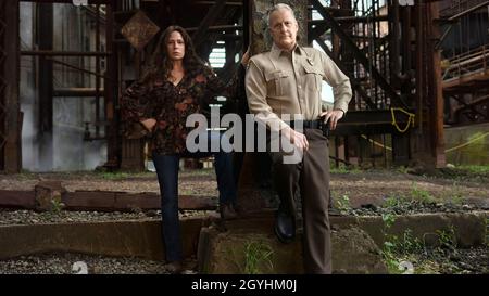 JEFF DANIELS and MAURA TIERNEY in AMERICAN RUST (2021), directed by JOHN DAHL, DARNELL MARTIN and CRAIG ZISK. Credit: Platform One Media / Boat Rocker Studios / Album Stock Photo