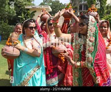 Beawar, India. 07th Oct, 2021. Beawar, Rajasthan, India, Oct.7, 2021: Rajasthani women dance during kalash yatra on the first day of the 9-day long Navratri festival in Beawar. Navratri festival marks the victory of Goddess Durga over the evil buffalo demon Mahishasura. Thus, Durga Puja festival epitomises the victory of Good over Evil in Hindu mythology, culminates in the immersion of idols in bodies of water. The festival will continue till October 15. Credit: Sumit Saraswat/Alamy Live News Stock Photo