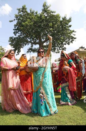 Beawar, India. 07th Oct, 2021. Beawar, Rajasthan, India, Oct.7, 2021: Rajasthani women dance during kalash yatra on the first day of the 9-day long Navratri festival in Beawar. Navratri festival marks the victory of Goddess Durga over the evil buffalo demon Mahishasura. Thus, Durga Puja festival epitomises the victory of Good over Evil in Hindu mythology, culminates in the immersion of idols in bodies of water. The festival will continue till October 15. Credit: Sumit Saraswat/Alamy Live News Stock Photo