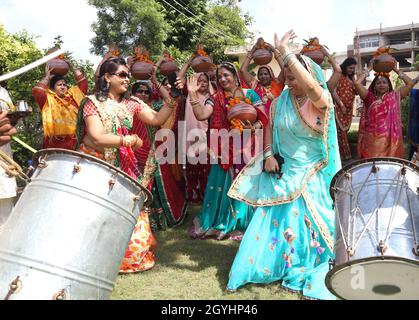 Beawar, India. 07th Oct, 2021. Beawar, Rajasthan, India, Oct.7, 2021: Rajasthani women dance during kalash yatra on the first day of the 9-day long Navratri festival in Beawar. Navratri festival marks the victory of Goddess Durga over the evil buffalo demon Mahishasura. Thus, Durga Puja festival epitomises the victory of Good over Evil in Hindu mythology, culminates in the immersion of idols in bodies of water. The festival will continue till October 15. Credit: Sumit Saraswat/Alamy Live News Stock Photo