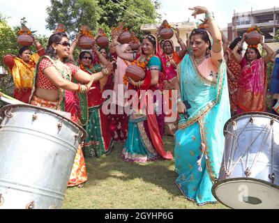 Beawar, India. 07th Oct, 2021. Beawar, Rajasthan, India, Oct.7, 2021: Rajasthani women dance during kalash yatra on the first day of the 9-day long Navratri festival in Beawar. Navratri festival marks the victory of Goddess Durga over the evil buffalo demon Mahishasura. Thus, Durga Puja festival epitomises the victory of Good over Evil in Hindu mythology, culminates in the immersion of idols in bodies of water. The festival will continue till October 15. Credit: Sumit Saraswat/Alamy Live News Stock Photo