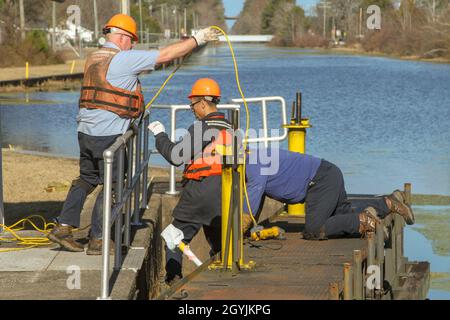 Work Crews Remove One Of Two Canal Gates For Refurbishment At South ...