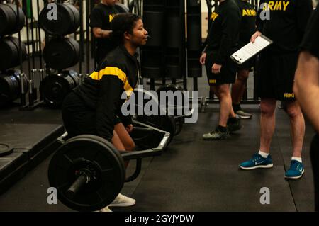 Georgia Army National Guardsman, Sgt. Jamila Ferguson, a human resources specialist with the Marietta-based 781st Troop Command, performs the 3 Repetition Maximum Deadlift event during Army Combat Fitness Test training at Clay National Guard Center, Marietta, Ga., Jan. 11, 2020. The event measures the soldier’s ability to effectively lift heavy loads from the ground.    U.S. Army National Guard photo by Sgt. 1st Class R.J. Lannom Jr. Stock Photo