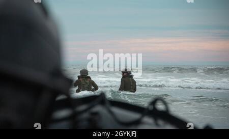 Japan Ground Self-Defense Force soldiers with Reconnaissance Battalion, Amphibious Rapid Deployment Brigade, practice broaching drills in the Pacific Ocean as part of Exercise Iron Fist 2020 on Marine Corps Base Camp Pendleton, California, Jan. 20. Exercise Iron Fist exemplifies the spirit of trust and cooperation between the US and Japan Ground Self-Defense Force. (U.S. Marine Corps photo by Lance Cpl. Robert Kuehn) Stock Photo