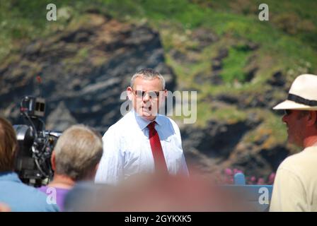 Martin Clunes on location at Port Isaac in Cornwall filming the British television series Doc Martin Stock Photo