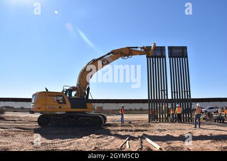 Crews add a 30-foot bollard panel to first panel installed at the Yuma 10/27 project at Barry M. Goldwater Range, Arizona along the U.S.-Mexico border, January 27, 2020. Yuma 10/27 will add a total of 31 miles of secondary border barrier. The U.S. Army Corps of Engineers, South Pacific Border District is providing contracting services, including design and construction oversight, of Department of Defense-funded Southwest border barrier projects in California, Arizona, New Mexico and Texas at the direction of the Administration and at the request of Department of Homeland Security, Customs and Stock Photo