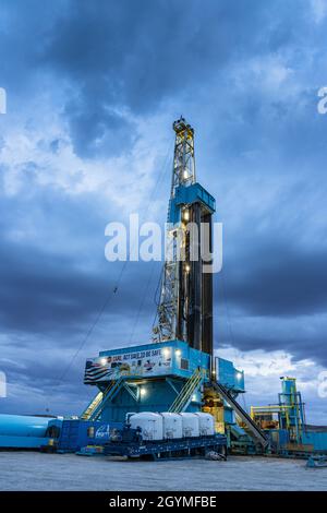 A 3000 hp top drive drilling rig drilling for oil in the Green River Desert in central Utah. Stock Photo