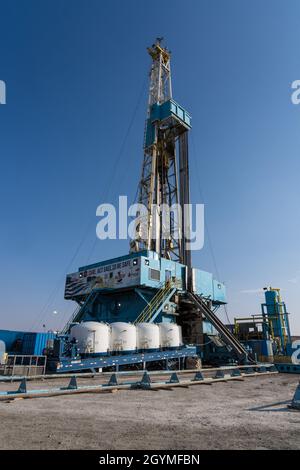 A 3000 hp top drive drilling rig drilling for oil in the Green River Desert in central Utah. Stock Photo