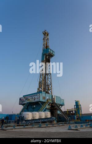 A 3000 hp top drive drilling rig drilling for oil in the Green River Desert in central Utah. Stock Photo