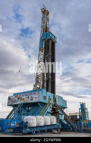 A 3000 hp top drive drilling rig drilling for oil in the Green River Desert in central Utah. Stock Photo