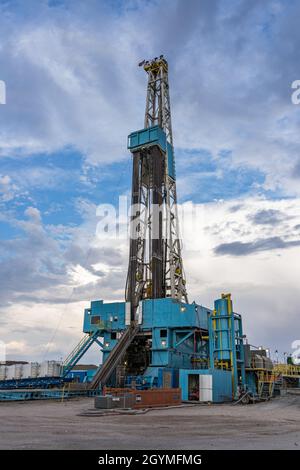 A 3000 hp top drive drilling rig drilling for oil in the Green River Desert in central Utah. Stock Photo