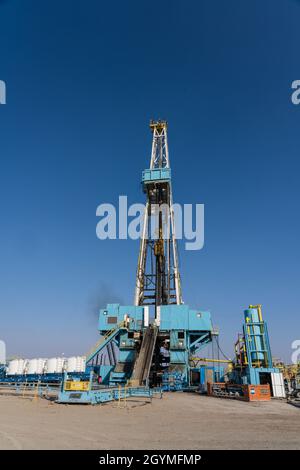 A 3000 hp top drive drilling rig drilling for oil in the Green River Desert in central Utah. Stock Photo