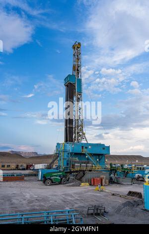 A 3000 hp top drive drilling rig drilling for oil in the Green River Desert in central Utah. Stock Photo