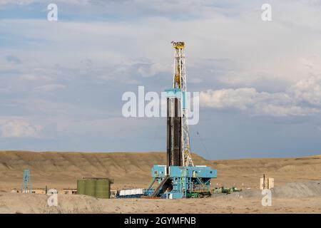 A 3000 hp top drive drilling rig drilling for oil in the Green River Desert in central Utah. Stock Photo