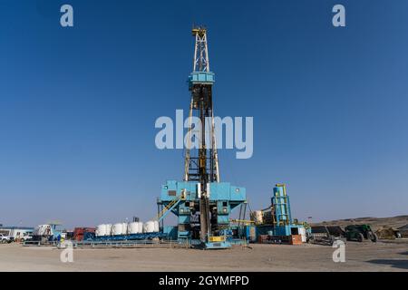 A 3000 hp top drive drilling rig drilling for oil in the Green River Desert in central Utah. Stock Photo