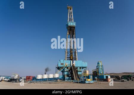 A 3000 hp top drive drilling rig drilling for oil in the Green River Desert in central Utah. Stock Photo