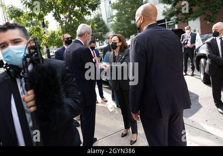 Newark, United States. 08th Oct, 2021. U.S. Vice President Kamala Harris (C) shakes hands with New Jersey Governor Phil Murphy (2-L) while standing with U.S. Senator Cory Booker (2-R) following an off-the-record stop at the bakery Tonnie's Minis as part of Harris' one-day visit to the state in Newark, New Jersey, USA, 08 October 2021. Credit: Sipa USA/Alamy Live News Stock Photo