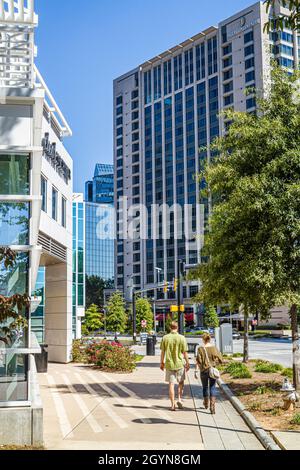 https://l450v.alamy.com/450v/2gyn8gm/atlanta-georgiabuckheadpeachtree-streethigh-rise-towersoffice-buildings-commercial-sidewalk-man-male-woman-female-couple-walking-2gyn8gm.jpg