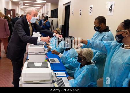 New Jersey, USA. 08th Oct, 2021. New Jersey Governor Phil Murphy (L) fist bumps healthcare workers while touring a vaccination site with U.S. Vice President Kamala Harris at Essex County Community College in Newark, New Jersey, USA, 08 October 2021. Credit: Abaca Press/Alamy Live News Stock Photo