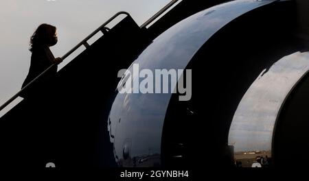 New Jersey, USA. 08th Oct, 2021. U.S. Vice President Kamala Harris walks up the stairs to Air Force Two as she departs Newark Liberty International Airport at the end of a one day visit to the area in Newark, New Jersey, USA, 08 October 2021. Credit: Abaca Press/Alamy Live News Stock Photo