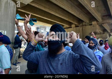 Kashmir, India. 08th Oct, 2021. A Sikh mourner shouts anti-militancy slogans during a funeral procession of slain Supinder Kour, a school principal killed by unknown gunmen in Srinagar.The principal and a teacher of a government school were killed by unknown gunmen suspected to be militants in Srinagar, the latest in a spate of targeted killings in the Kashmir valley. The attack comes less than 48 hours after three persons were shot dead in strikes on Tuesday. The victims were from Sikh and Hindu communities. The teacher, Deepak Chand, was a Hindu from Jammu and the principal, Supunder Kour, w Stock Photo