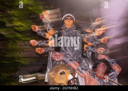 Kolkata, India. 07th Oct, 2021. Idols of Goddess Durga along with her children are getting final touches at Kumartuli, the Artisans hub of Kolkata, just ahead of Durga Puja, the biggest festival of Bengal on Oct. 7, 2021. The celebration will continue for about a week, starting from 10th of this month. As the City already decked up with lights and fancy pandals, Kumartuli witnessing a huge rush around this time as club members are gathering over there to take the idols at their respective ‘Puja Pandals'. (Photo by Sourojeet Paul/Sipa Usa) Credit: Sipa USA/Alamy Live News Stock Photo