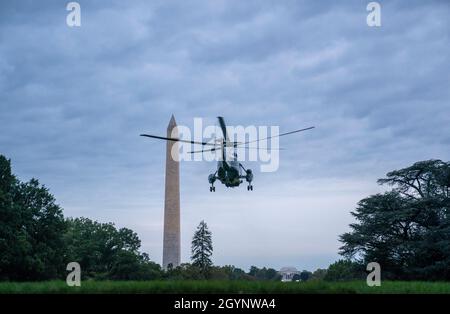 Washington, DC, USA. 08th Oct, 2021. Marine One, with United States President Joe Biden aboard, lifts off the South Lawn of the White House in Washington, DC, USA, 08 October 2021. Credit: Shawn Thew/Pool via CNP/dpa/Alamy Live News Stock Photo