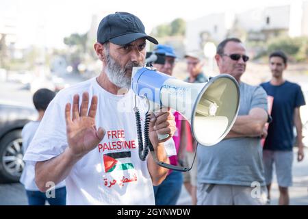 Jerusalem, Israel. 24th Sep, 2021. The weekly protest at the entrance to Sheikh Jarrah of Jewish activists and the neighborhood residents. Aside from the violent reaction of the Israeli Police and Border Patrol soldiers to Palestnian flags, which led to two injuries of protestors - this week a known former Prime Minister Netanyahu supporter had arrived and created agitation in the crowd. Credit: Matan Golan/Alamy Live News Stock Photo