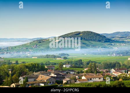 Le Mont Brouilly, et les villages de Cercié et Morgon, Beaujolais, France Stock Photo