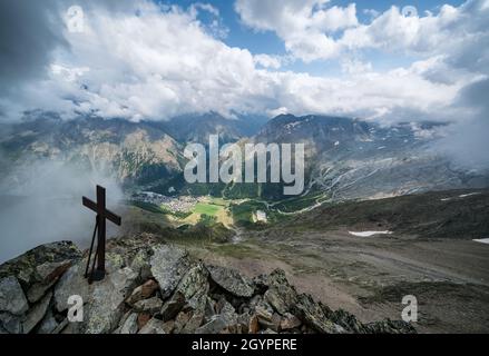 Hiking towards Mischabelhütte Alpine hut near Saas-Fee, Switzerland Stock Photo