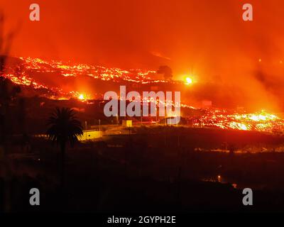 La Palma, Spain. 09th Oct, 2021. Laval flow causes destruction and devastation as it sets fire to local buildings as it makes its way down the mountainside of Cumbre Vieja Volcano on the island of La Palma, Canary Islands, Spain, 09/10/21 in La Palma, Spain on 10/9/2021. (Photo by Diana Buzoianu/News Images/Sipa USA) Credit: Sipa USA/Alamy Live News Stock Photo