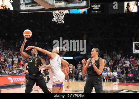 Las Vegas, USA. 08th Oct, 2021. LAS VEGAS, NV - OCTOBER 8: Las Vegas Aces guard Chelsea Gray (12)  shoots in front of Phoenix Mercury forward Brianna Turner (21) during game 5 of the WNBA semifinals between the Las Vegas Aces and the Phoenix Mercury on October 8, 2021, at Mandalay Bay Events Center in Paradise, USA. (Photo by Louis Grasse/PxImages) Credit: Px Images/Alamy Live News Stock Photo