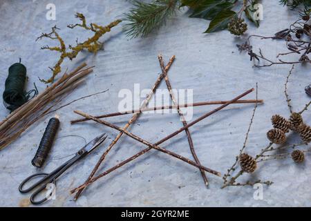 Adventsstern, Advents-Stern, Stern aus sten, stchen, Zweigen, Efeu,  Hagebutten, eibe, Kiefer und anderen Naturmaterialien, Bastelei,  Weihnachtsstern Stock Photo - Alamy