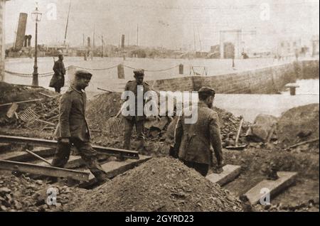 WWI - German prisoners of War at work in a French port         .Prisonniers de guerre allemands au travail dans un port français Stock Photo