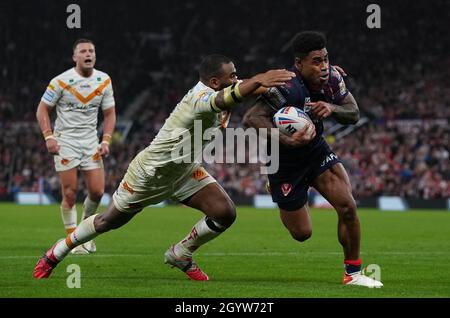 St Helens' Kevin Naiqama (right) evades Catalans Dragons' Samisoni Langi to run in for a try during the Betfred Super League grand final at Old Trafford, Manchester. Picture date: Saturday October 9, 2021. See PA story RUGBYL Final. Photo credit should read: Martin Rickett/PA Wire. RESTRICTIONS: Use subject to restrictions. Editorial use only, no commercial use without prior consent from rights holder. Stock Photo